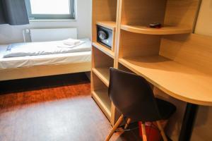 Cama ou camas em um quarto em acama Hotel & Hostel Kreuzberg