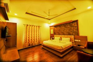 une chambre avec un lit et une télévision dans l'établissement hotel royal heritage, à Bharatpur 24 autres photos