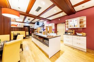 A cozinha ou cozinha compacta de Maingau Hotel