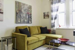 Et opholdsområde på 1 BDR Flat By Caledonia Luxe Stays Short Lets & Serviced Accommodation Linlithgow