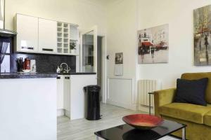 Η κουζίνα ή μικρή κουζίνα στο Blackness Apartment