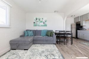 Kuchyň nebo kuchyňský kout v ubytování 2BR Condo Walking Distance To Downtown Gilbert