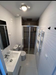 Ένα μπάνιο στο Calpe Beach I Apartments