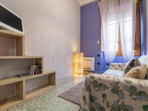 ein Wohnzimmer mit einem Sofa und einem TV in der Unterkunft Homeboutique in Cagliari
