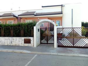 a gate in front of a house with a fence at B&B VILLA ROSA in Bitritto +10 photos