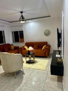 Posezení v ubytování 2Bed Abidjan Apartment- Relax Explore & Unwind