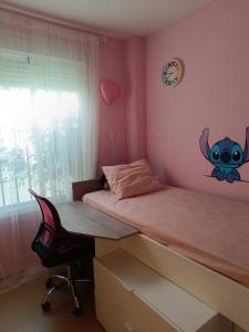 a bedroom with a desk and a bed and a chair at Mirador de los Navegantes in Sanlúcar de Barrameda +12 photos