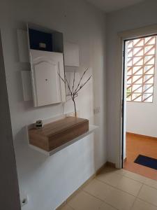 a room with a shelf with a plant in it at Mirador de los Navegantes in Sanlúcar de Barrameda