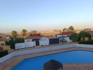 a person is standing next to a swimming pool at Mirador de los Navegantes in Sanlúcar de Barrameda