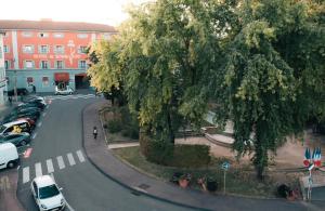 a street with cars parked in a parking lot at Le Cosy in Mâcon