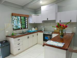 Kuchyň nebo kuchyňský kout v ubytování Fitz & Oritz Homestay