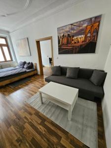 a living room with a couch and a coffee table at FERIENWOHNUNG 50m2 APARTMENT in ZITTAUER STADTZENTRUM INNENSTADT INNENRING TOP LAGE - WOHNEN AUF ZEIT IN ZITTAU - 1 RAUM WOHNUNG in Zittau