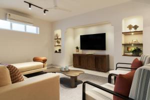 Телевизор и/или развлекательный центр в Avaanti Boutique Stays By Avaanti Stays