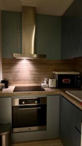 Kuchyň nebo kuchyňský kout v ubytování Luxury Hotel Studio in Damac