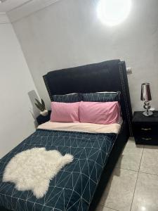 Postel nebo postele na pokoji v ubytování 2Bed Abidjan Apartment- Relax Explore & Unwind