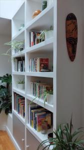 Knihovna v apartmánu