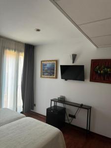 A television and/or entertainment centre at Hotel Plaza Inn
