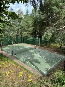 Tenis alebo squash v ubytovaní VILLA COLLINA VERDE alebo jeho okolí