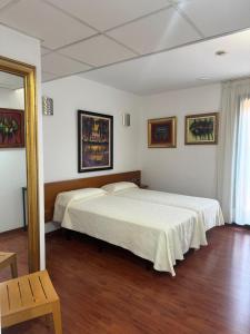 A bed or beds in a room at Hotel Plaza Inn