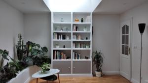 Knihovna v apartmánu