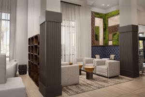Ruang duduk di Hilton Phoenix Chandler