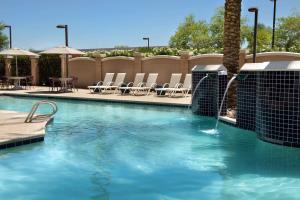 Kolam renang di atau dekat dengan Hilton Phoenix Chandler