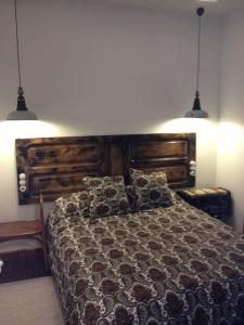 A bed or beds in a room at La Casita Del Castañar Még 6 kép
