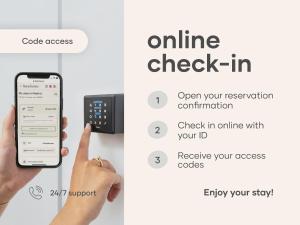 ręka trzymająca telefon i pilota w obiekcie limehome Madrid Calle Ave María - estancia temporal w Madrycie