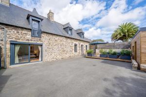 an empty driveway in front of a house at Ty Mémène - Magnifique bâtisse bretonne in Plérin