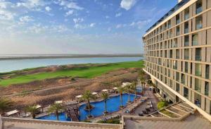 Bazén v ubytování Radisson Blu Hotel, Abu Dhabi Yas Island nebo v jeho okolí