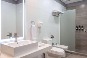 Salle de bains dans l'établissement Tryp by Wyndham Asuncion