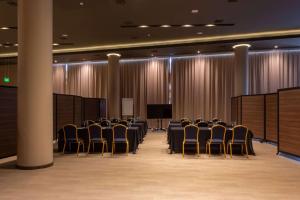 uma sala de conferências com cadeiras e um pódio em Tryp by Wyndham Asuncion em Assunção mais 37 fotografias