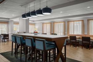 een vergaderzaal met een grote tafel en stoelen bij Hampton Inn by Hilton Panama City Beach in Panama City Beach