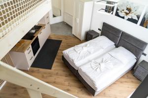 a bed with white pillows in a room at KMS Homes - air conditioning - near Legoland Günzburg in Bubesheim