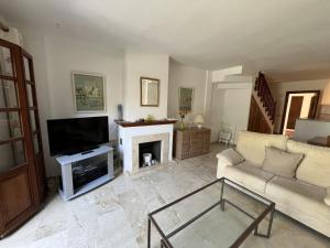 Televízia a/alebo spoločenská miestnosť v ubytovaní Estepona - Playa - 2 dormitorios con jardín y acceso directo a la piscina Is15