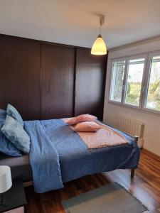 a bedroom with a bed with a blue blanket at Maison Coco Quiberville sur Mer- Seaside Golfers villa - near Golf de Dieppe in Quiberville