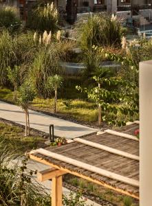 Giardino di Sea Breeze Santorini Beach Resort, Curio By Hilton