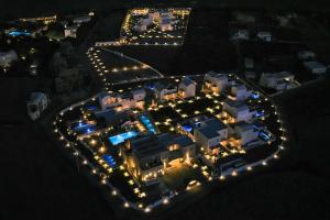 Vista aerea di Sea Breeze Santorini Beach Resort, Curio By Hilton