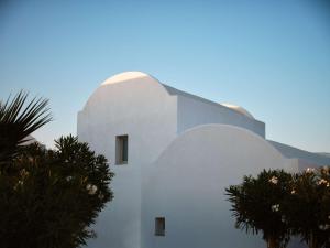 Foto dalla galleria di Sea Breeze Santorini Beach Resort, Curio By Hilton a Perivolos