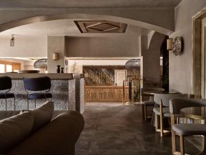 Area soggiorno di Sea Breeze Santorini Beach Resort, Curio By Hilton