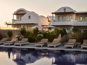 Piscina di Sea Breeze Santorini Beach Resort, Curio By Hilton o nelle vicinanze