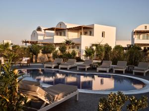 Bazén v ubytování Sea Breeze Santorini Beach Resort, Curio By Hilton nebo v jeho okolí