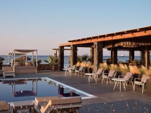 Piscina di Sea Breeze Santorini Beach Resort, Curio By Hilton o nelle vicinanze