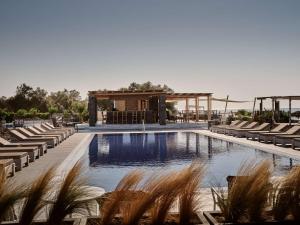 Piscina di Sea Breeze Santorini Beach Resort, Curio By Hilton o nelle vicinanze