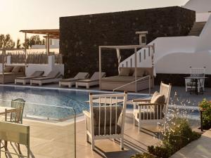 Piscina di Sea Breeze Santorini Beach Resort, Curio By Hilton o nelle vicinanze