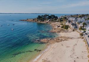 an aerial view of a beach with houses and the ocean at Ty Sarah Lomener Beach appartement in Lomener