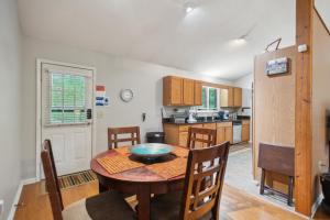 Η κουζίνα ή μικρή κουζίνα στο Whispering Pines - Spectacular Views & Hot Tub home