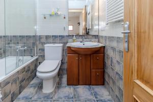 une salle de bain avec toilettes, lavabo et baignoire dans l'établissement Apartamento San Fabian de Bossost, à Bossost
