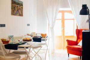 A seating area at Bed à Cala