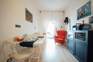 cocina y comedor con mesa y sillas en Bed à Cala, en Palermo